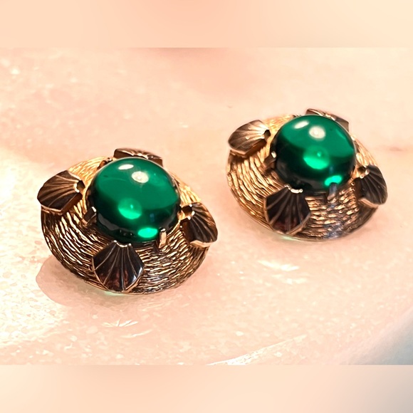 Vintage Trifari Emerald Cabochon Shell Textured Clip-On Earrings - Picture 7 of 10